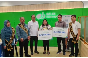 Di Hari Pelanggan, BPJamsostek dan Pemkot Manado Serahkan Santunan Kematian dan Kecelakaan