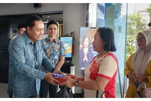 BRI Manado Rayakan Hari Pelanggan Nasional dengan Bagi-bagi Kue dan Coklat kepada Nasabah