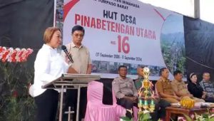 Youla Lariwa-Denni Kalangi Bantu Pembangunan Balai Desa Pinabetengan Utara