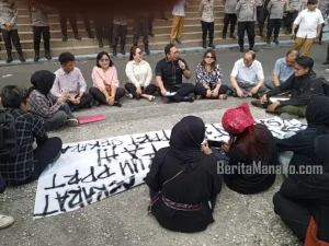 Baru Dilantik, Anggota DPRD Sulut Langsung Diseruduk Demo Mahasiswa