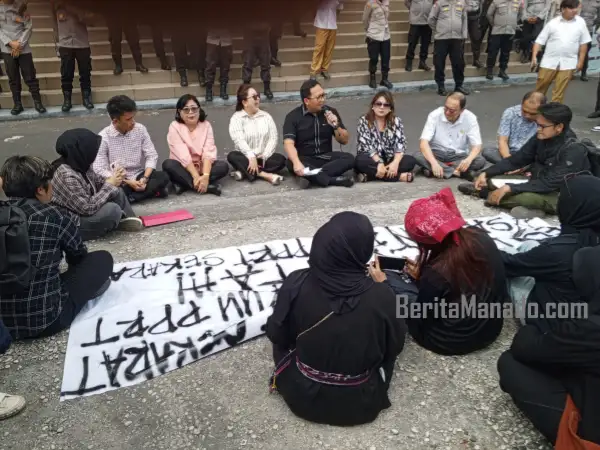 Baru Dilantik, Anggota DPRD Sulut Langsung Diseruduk Demo Mahasiswa