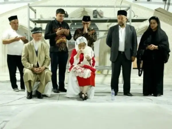 Megawati Soekarnoputri Meneteskan Air Mata Saat Berdoa di Makam Imam Besar Al Bukhari