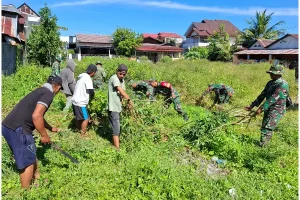 Karya Bakti Kodim 1309/Manado Sasar Area Kantor Desa Pineleng