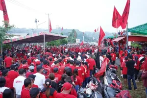 Luar Biasa! Ribuan Massa Ikuti Kampanye Dialogis FDW-TK di Amurang