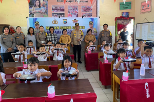 Polres Minsel Bagikan Makan Siang Gratis untuk Siswa SD dan TK di Amurang
