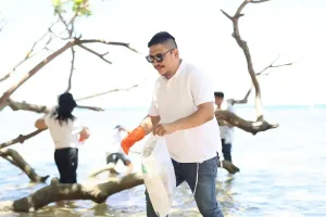 Reverse Tashlich oleh Shaar HaShamayim Synagogue di Pantai Kinunang Minut