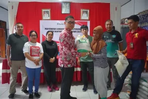 Reza Dotulong Serahkan Bantuan Pangan di Desa Karegesan