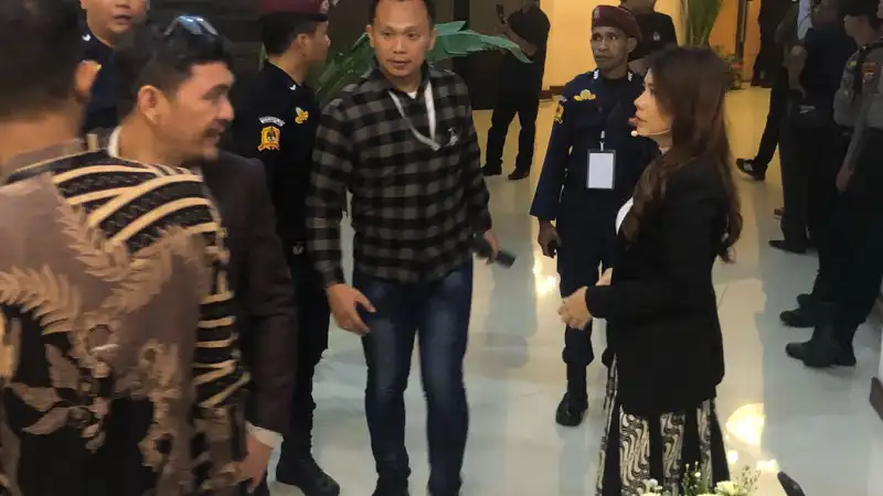Bak Pantomim! Pendukung Paslon Cagub-Cawagub Sulut Kecewa di Debat Perdana