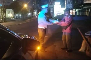 Anggota Polantas Polda Sulut Seketika Jadi “Sinterklas” saat Dini Hari