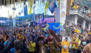 Membludak, Pendukung Chyntia Kalangit-Heronimus Makainas Rela Dengar Orasi Dari Atap Rumah 