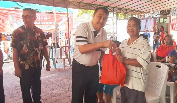 Datangi Beberapa Titik Pasar Murah, Sekda Micler Lakat Pastikan Semua Aman dan Terlayani 