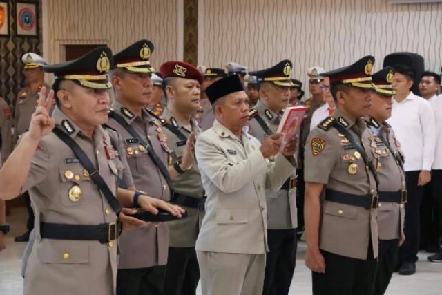 Kapolda Irjen Pol Roycke Langie Lantik 4 Pejabat Utama dan 1 Kapolres