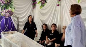 Youla Lariwa Melayat ke Rumah Duka Almarhum John Mantik