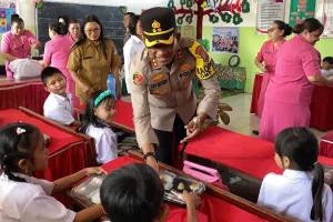 Kapolres Minsel Kembali Bagikan Makan Siang Gratis