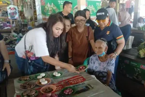 Ketika Kartika Devi Tanos dan Kristi Karla Arina Borong Dagangan Lansia di Pasar Sukur