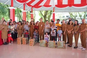 Reza Dotulong Serahkan Bantuan Pangan untuk Balita Stunting