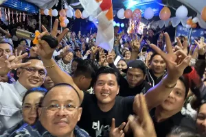 Dirly Idol di Barisan Pemenangan Wenny Lumentut – Michael Mait