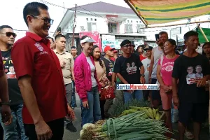 Borong Jualan di Pasar Airmadidi, Joune Ganda dan Rizya Davega Langsung Bagikan ke Warga