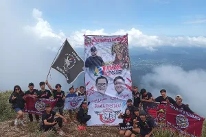 Baliho Joune Ganda – Kevin Lotulung di Puncak Tertinggi Sulut, Izhak Tambani: Totalitas untuk Kemenangan