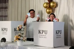 Kevin William Lotulung dan Kristi Karla Arina Berikan Hak Konstitusinya, Antri Bersama Warga