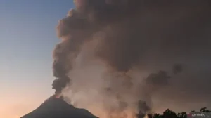 Dampak Erupsi Gunung Lewotobi di NTT Meluas, 90 Penerbangan di Bandara Ngurah Rai Bali Batal