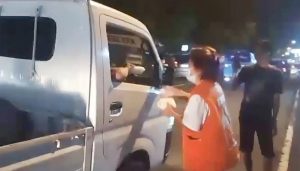 Relawan Cristal Orengs E2L-HJP Bagikan Makanan Gratis