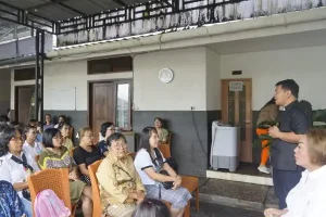 Youla Lariwa Mantik-Denni Rudi Kalangi Didoakan Para Lansia di Tondano