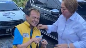 Youla Lariwa Pakaikan Rompi Kuning ke Opi Kalangi