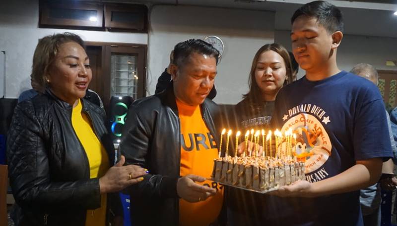 Sukacita Keluarga Youla Lariwa Mantik, Ada Kue Ulang Tahun dan Lilin yang Bernyala