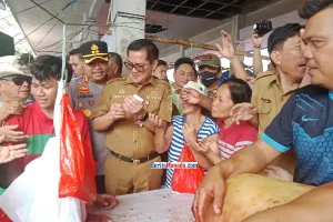 Joune Ganda Bagi-bagi Daging Babi Gratis di Pasar Airmadidi