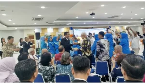 Kemeriahan Potong Tumpeng saat HUT ke-129 BRI di RO Manado