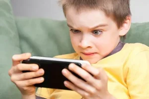 Alasan Komdigi Larang Anak Main Sosmed Karena Banyak Keracunan Konten yang Tidak Sesuai
