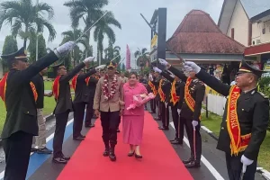 Tradisi Pedang Pora Lepas Kepergian AKBP Arianto Salkery