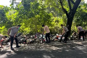 Polres Minsel Bersihkan Tumpukan Sampah di Jalan Trans Sulawesi
