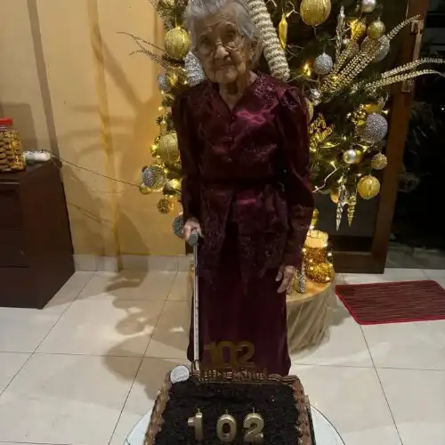 Oma 102 Tahun Terima Hadiah dari Pengusaha Jemmy Asiku