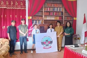 Implementasi Program Desa Cerdas, KSD Australia Bagikan Bingkisan kepada Siswa SMP di Langowan Selatan