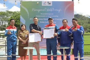 Dukung Sektor Pertanian, PGE Lakukan Penyemprotan Pupuk Booster Katrili Bersama Petani Lokal di Tomohon