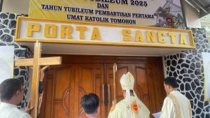 Mgr Rolly Untu Buka Pintu Suci Gereja Hati Kudus Yesus Tomohon