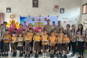Polres Minsel Bagikan Ratusan Paket Makanan Bergizi Gratis untuk Tiga Sekolah di Amurang