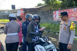 Kapolres Minsel dan Ketua Bhayangkari Bagi Coklat untuk Pengendara yang Tertib Berlalulintas