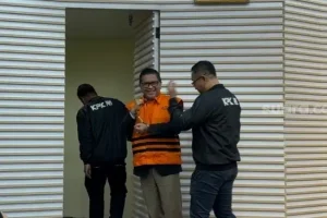 Resmi Ditahan KPK, Tangan Hasto Diborgol, Pekikan ‘Merdeka’