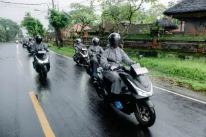 Tips Berkendara Aman di Musim Hujan