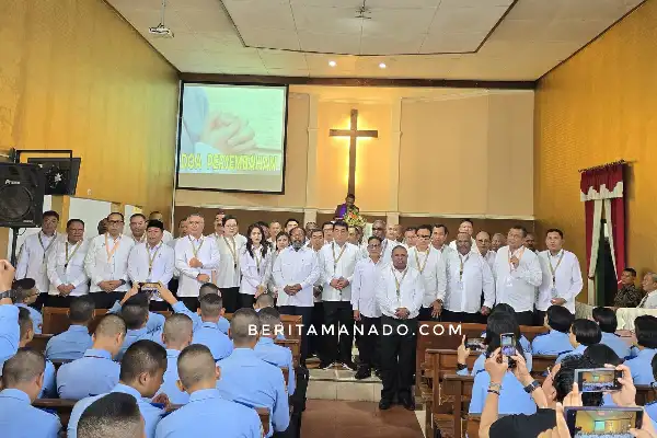 Awali Retret, Gubernur Sulut Yulius Selvanus Beribadah Minggu di Gereja POUK Panca Arga Akmil