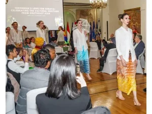 Memukau! Kebaya Noni Sukses Buat Kagum di Panggung New York USA, Toronto Canada dan Houston Texas USA