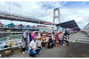 Seru! Siswa Sekolah Alam Lihat Langsung Aktivitas di Pelabuhan Manado