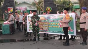 Solid! TNI-Polri di Kota Bitung Bagi Takjil untuk Masyarakat, Wujud Semangat Kebersamaan