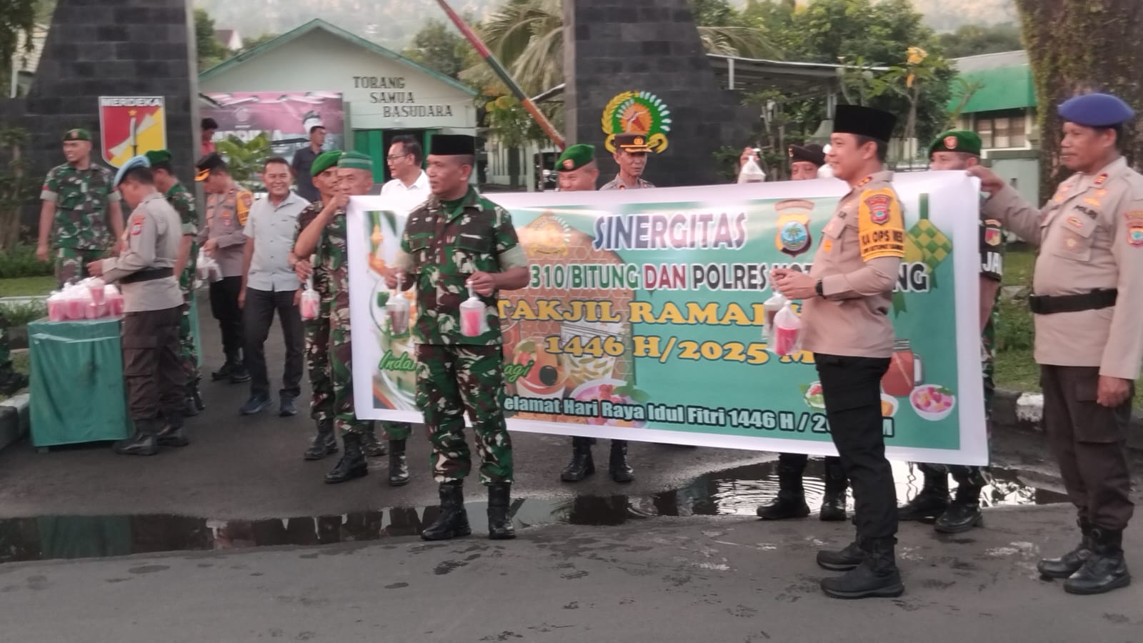 Solid! TNI-Polri di Kota Bitung Bagi Takjil untuk Masyarakat, Wujud Semangat Kebersamaan