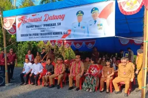 Warga Minsel Tumpah Ruah Sambut Kedatangan Bupati dan Wakil Bupati yang Baru