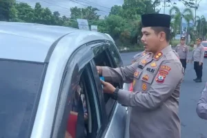 Polres Minsel Bagi Takjil untuk Pengguna Jalan