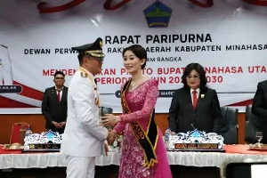 Romantis! Joune Ganda Puji Rizya Davega di Paripurna DPRD Minut: Istri yang Sabar